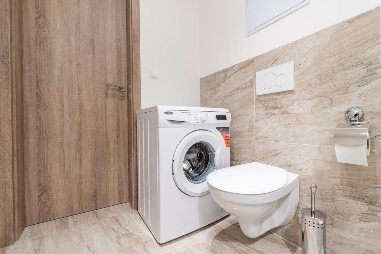 Brand New Studio Apartment #21 With Free Secure Parking In The Center Praha Bagian luar foto