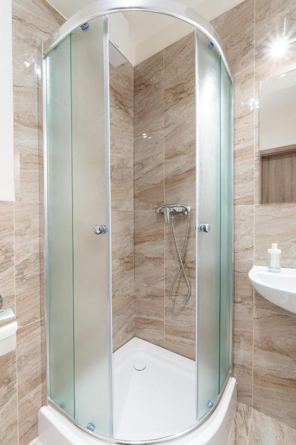 Brand New Studio Apartment #21 With Free Secure Parking In The Center Praha Bagian luar foto