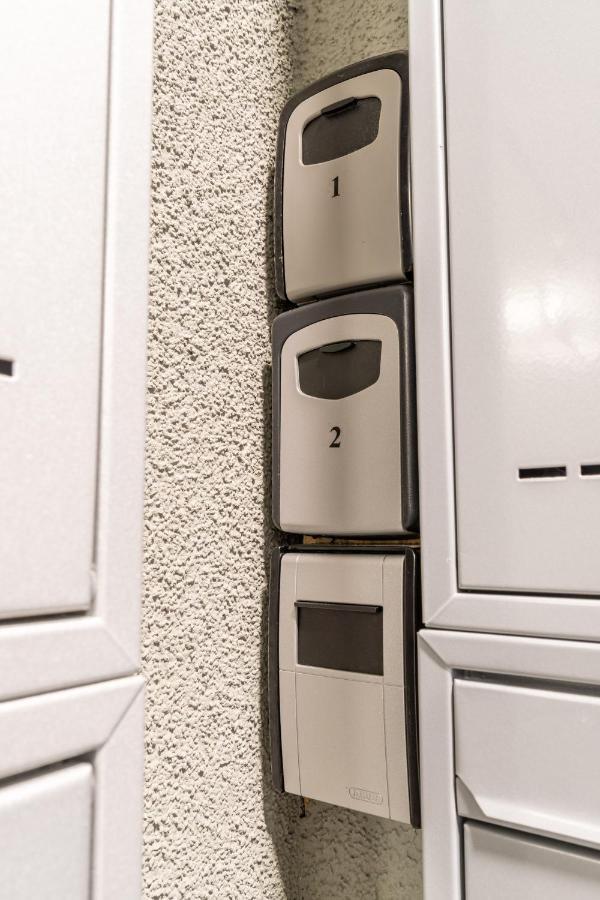 Brand New Studio Apartment #21 With Free Secure Parking In The Center Praha Bagian luar foto